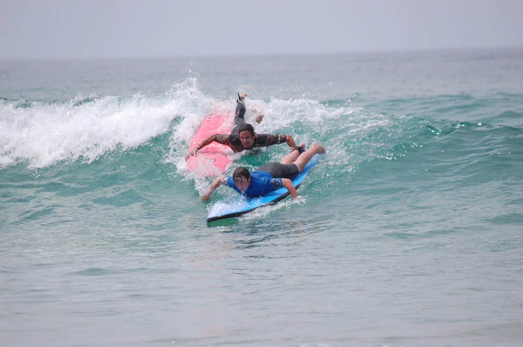 Moniteur de surf avec élèves sur la plage du Bourrier